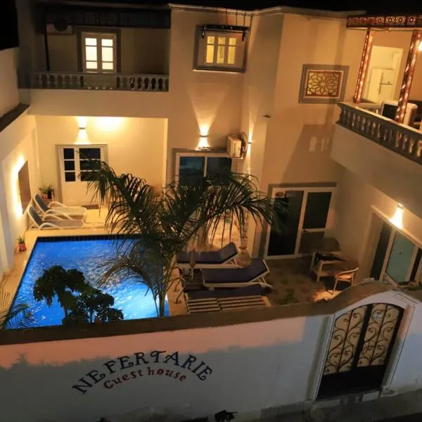 Nefertarie Guest House，位于卢克索的酒店