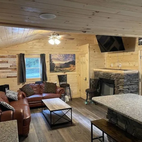 Creekside 3 bedroom 2 bath cabin on private creek，位于班纳埃尔克的酒店