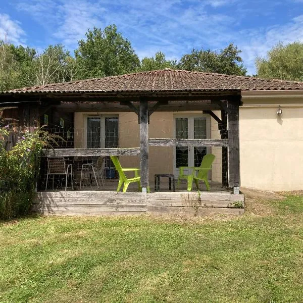 F1 noir/anis, avec terrasse couverte et jardin (E)，位于Compreignac的酒店