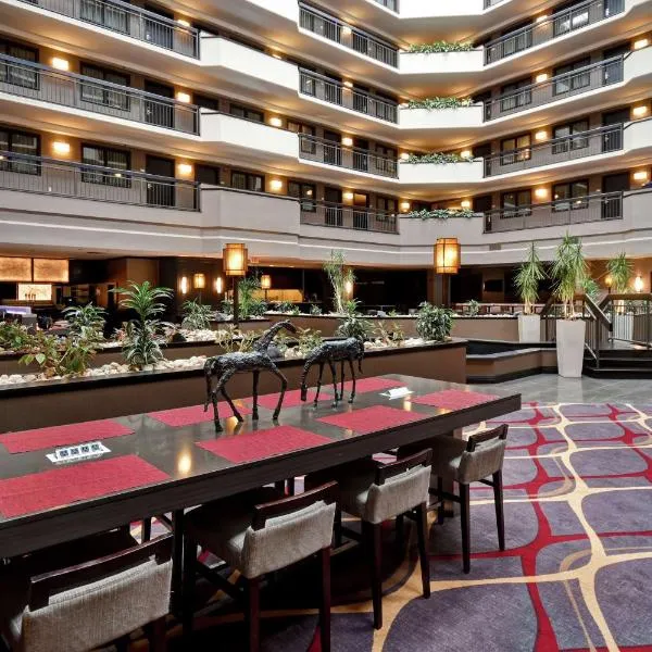 Embassy Suites by Hilton Dulles Airport，位于赫恩登的酒店