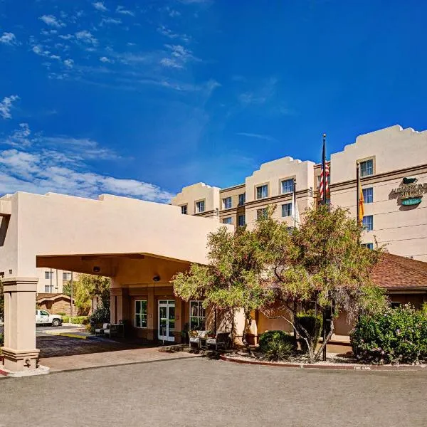 阿尔伯克基住宅区希尔顿惠庭套房酒店，位于Los Ranchos de Albuquerque的酒店
