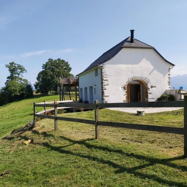 Maison entourée d animaux en pleine campagne，位于Lasseube的酒店