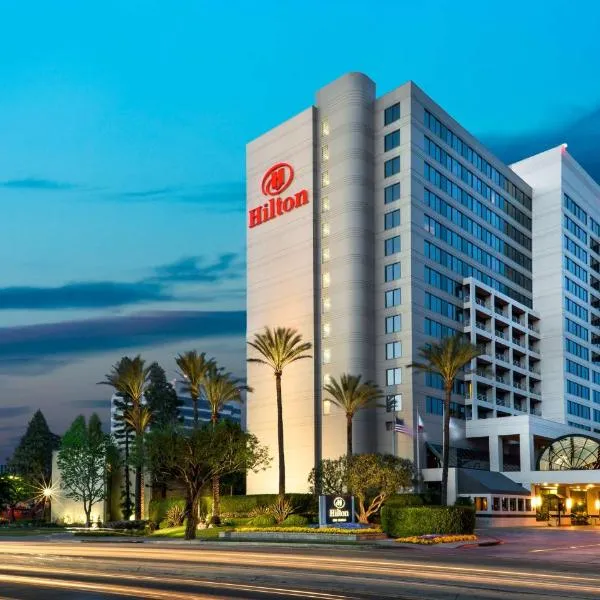 洛杉矶伍德兰德希尔斯希尔顿酒店，位于卡拉巴萨斯的酒店
