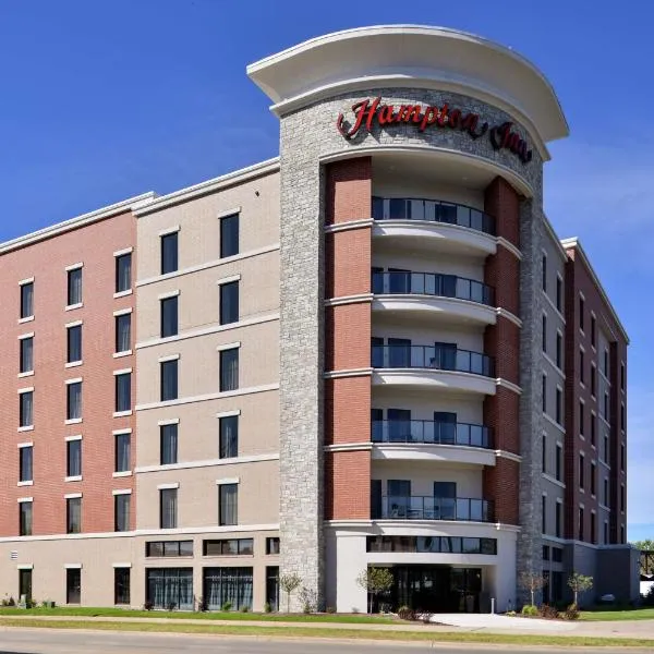 Hampton Inn Cedar Falls Downtown, Ia，位于锡达福尔斯的酒店