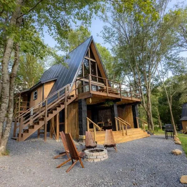 Valhalla Cabins AFrames with hot tubs & sauna，位于Tom Town的酒店