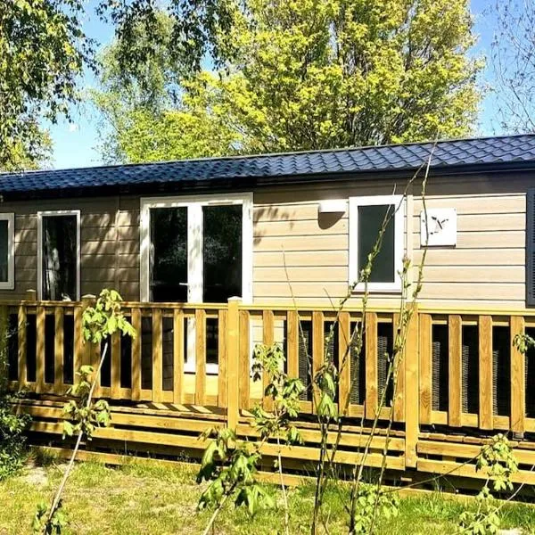 Modern holiday Chalet on lake side holiday park，位于劳雷尔苏格的酒店