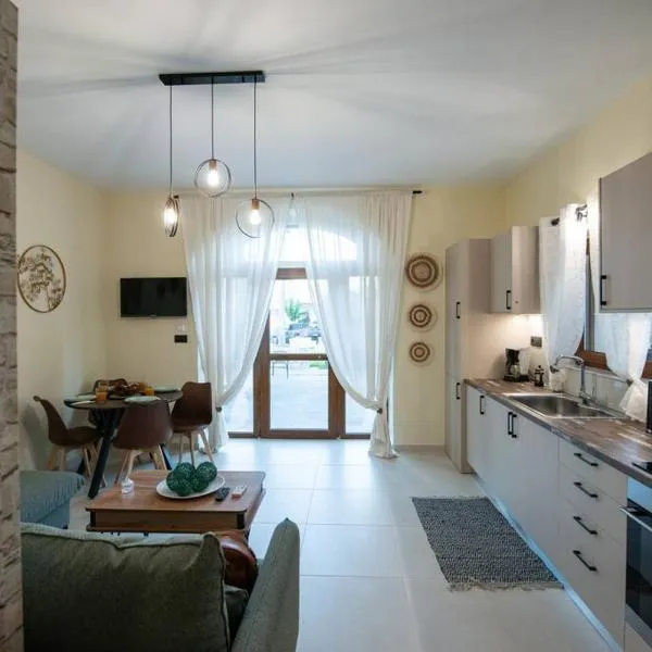 Perion stone apartment sea front，位于科林瓦里奥的酒店