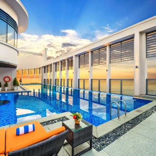 Luxury Apartment - Rooftop Swimming Pool - Beach Front - Hinata Apartment，位于岘港的酒店