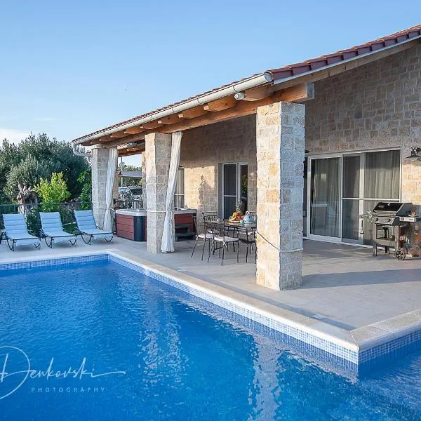 Island Villa Adriana with heated pool and sauna，位于伦的酒店
