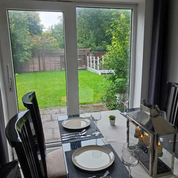 Serendipity - 4 bedrooms - Big Garden - Near Manchester Airport, Whythenshawe Hospital and Roundthorn Business Park，位于曼彻斯特的酒店