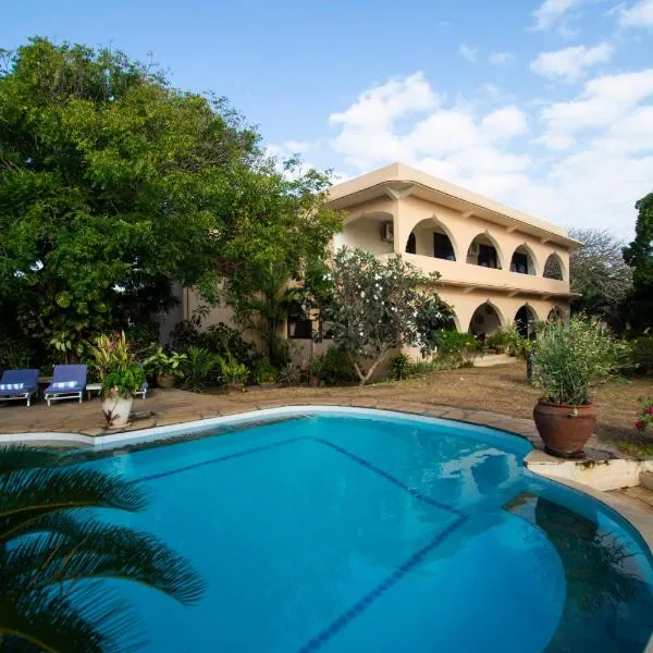Maweni House - Beachfront, Pool, AC & Cook，位于基利菲的酒店
