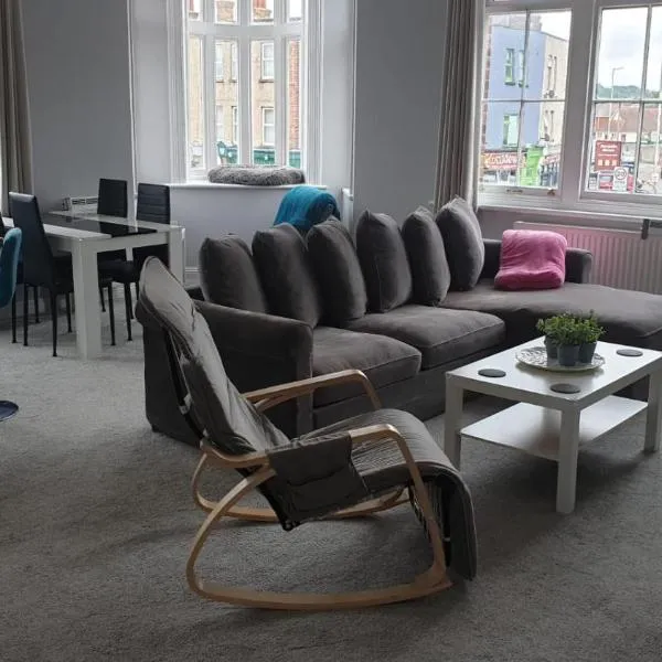 Spacious 2-Bed 2-Bath Apartment with Free Parking - Central Poole，位于浦耳的酒店