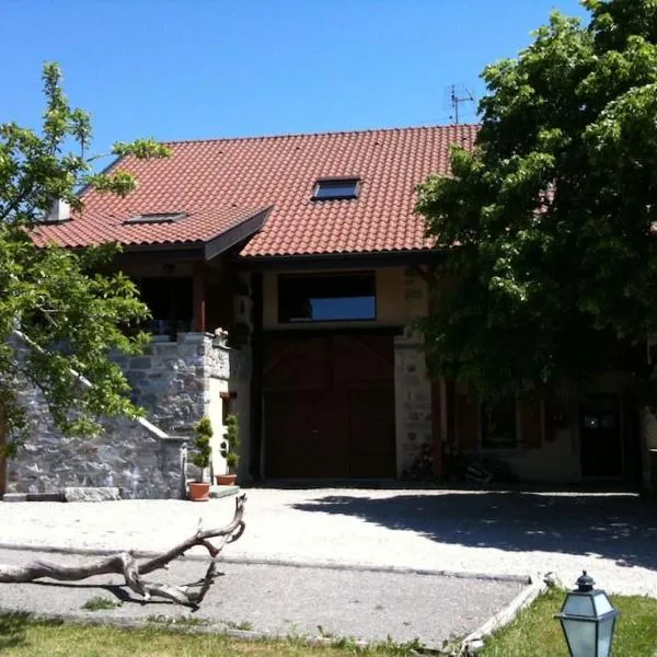 Spacious Farmhouse Apartment, by Lake & Mountains，位于Larringes的酒店