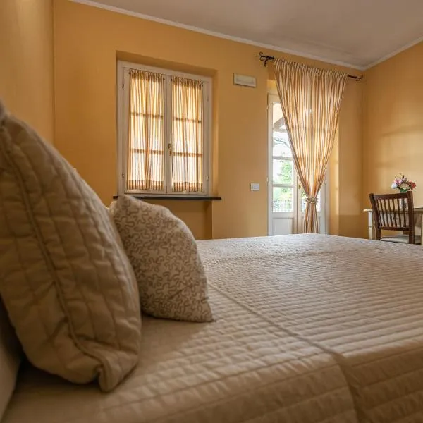 阿尔伯格拉鲁纳酒店，位于萨尔扎纳的酒店