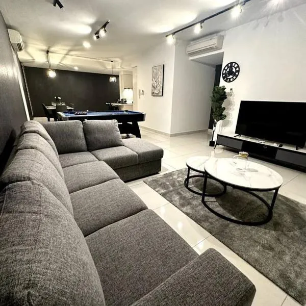 Teega Modern 4BR 12pax pooltable by Our Stay，位于努沙再也的酒店
