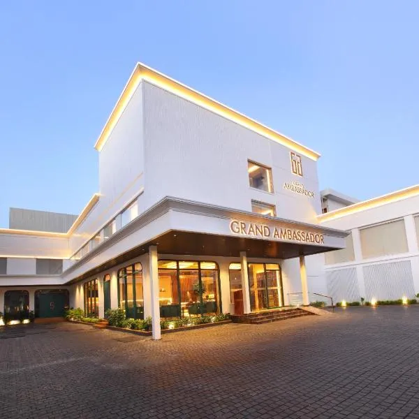 THE GRAND AMBASSADOR HOTEL，位于Pāmbādi的酒店