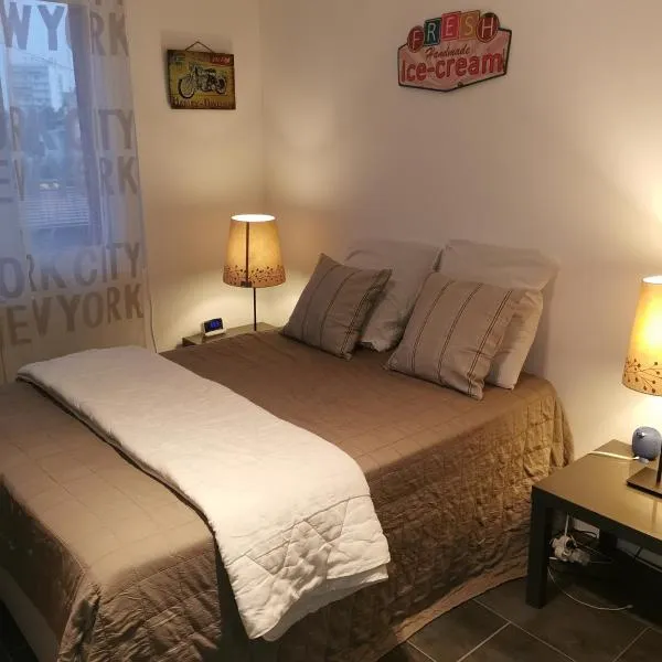 Maison 48m2 deux chambres cour privé et personnelle pour motos ou voitures 4 Pers proche mairie et bus tram，位于勒蓬德克莱的酒店