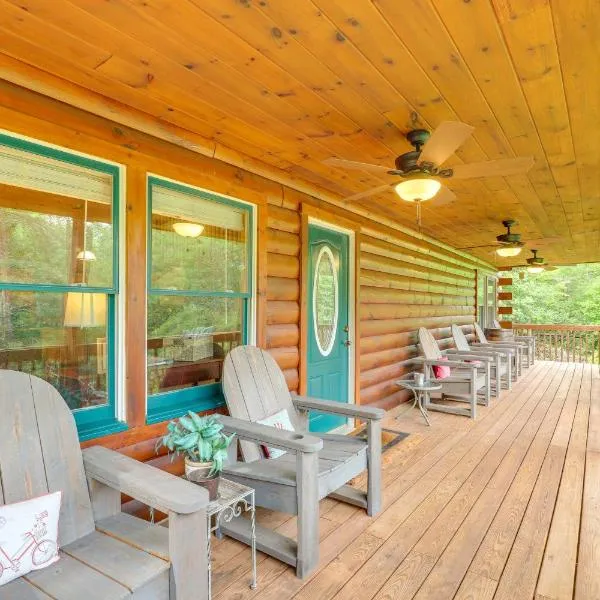 Moonshine Manor Cabin with Hot Tub, Near Lake Lure，位于卢尔湖的酒店