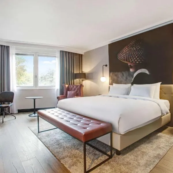 Radisson RED London Heathrow，位于莱斯里普的酒店