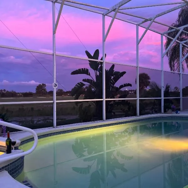 Entire home with pool and lake view and Golf course by Disney，位于达文波特的酒店