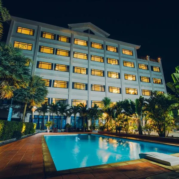 Sisombat Plaza Hotel，位于Ban Namon的酒店