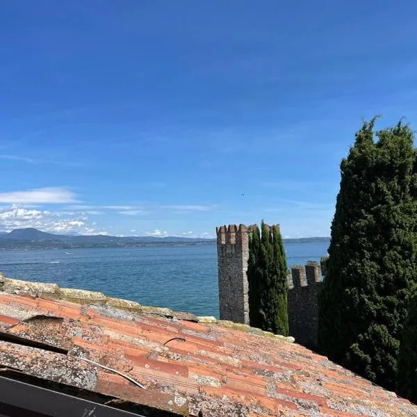 Prestige Sirmione Via Antiche Mura，位于西尔米奥奈的酒店