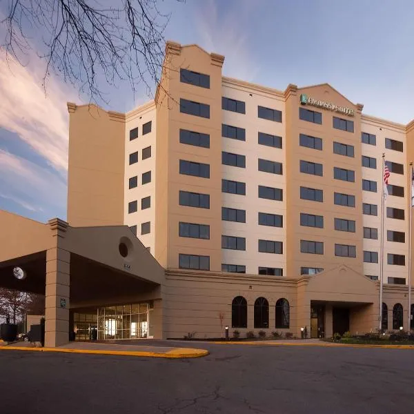 Embassy Suites by Hilton Raleigh Crabtree，位于利斯维尔的酒店