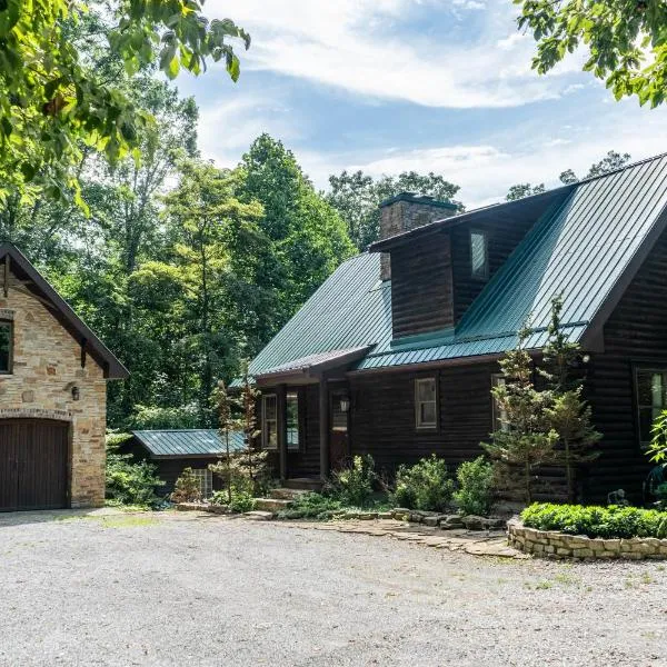 Cozy 2 Bedroom Cabin Nestled in Wooded Hideaway，位于库克维尔的酒店