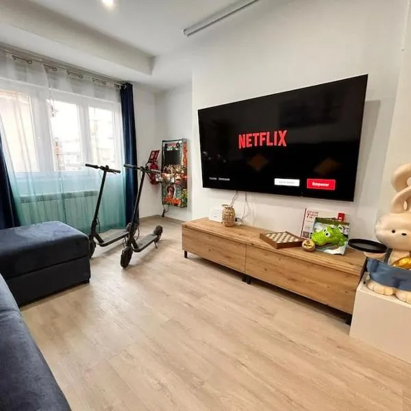 LUJO Proyector, Maquina Arcade, Wifi y Patinetes，位于奥维多的酒店