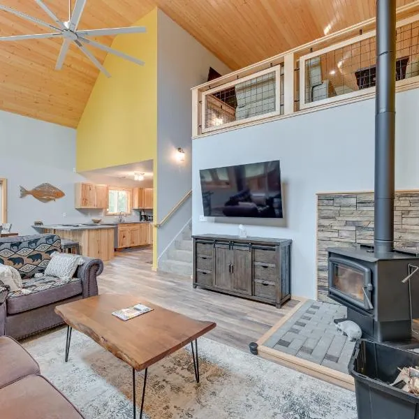 Soldotna Home w/ 2 Living Areas & Spacious Porch，位于索尔多特纳的酒店