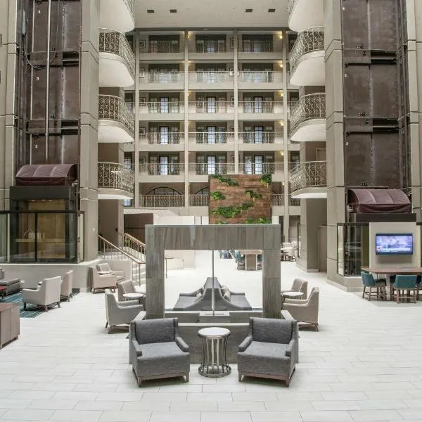 Embassy Suites by Hilton Chicago Schaumburg Woodfield，位于罗林梅多斯的酒店