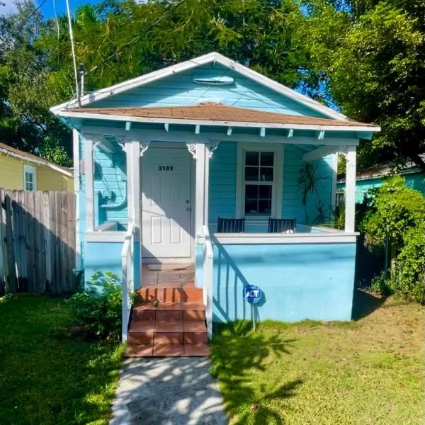 Key West Style Historic Home in Coconut Grove Florida, The Blue House，位于迈阿密的酒店