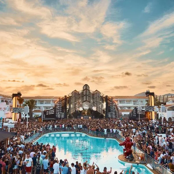 Ushuaia Ibiza Beach Hotel - Adults Only-Entrance to Ushuaia Club included，位于普拉亚登博萨的酒店