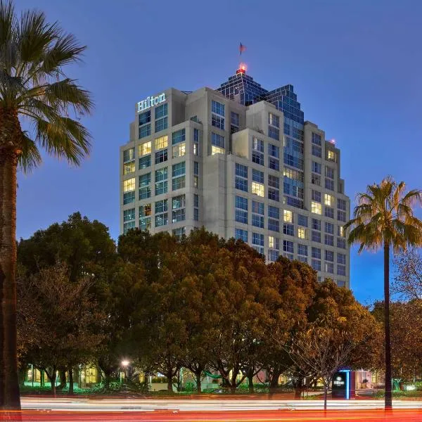 北洛杉矶格伦代尔行政会议中心希尔顿酒店，位于La Crescenta的酒店