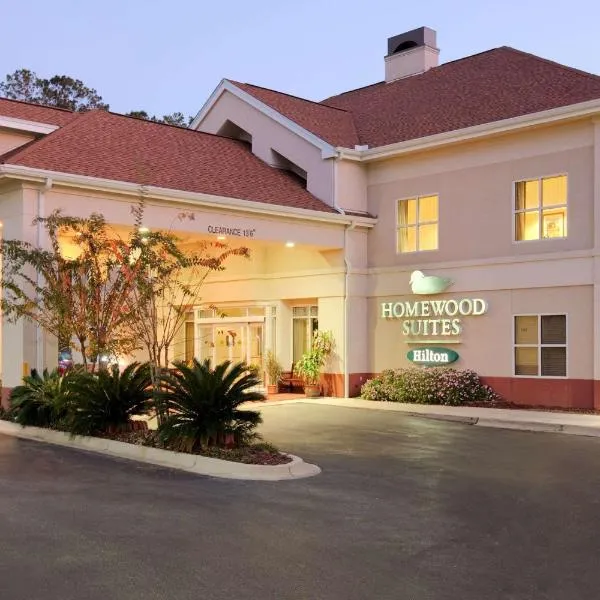 霍姆伍德希尔顿套房酒店，位于Lloyd的酒店