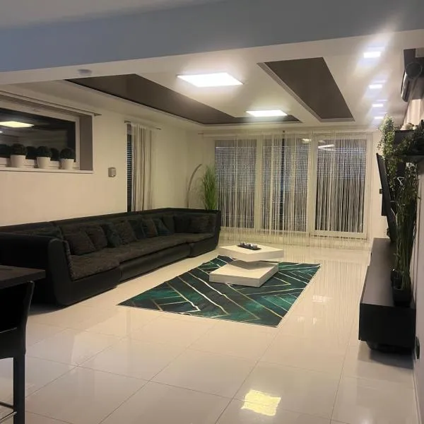 Green Penthouse，位于蒂萨新城的酒店