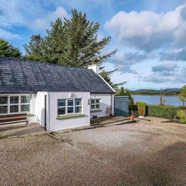 Traditional Cottage with Private Hot Tub in the Heart of Donegal，位于道宁斯的酒店