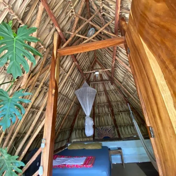 Calypso cabanas，位于El Paredón Buena Vista的酒店