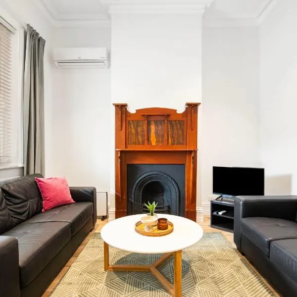 Beachside Cottage Glenelg Sth，位于格莱内尔格的酒店
