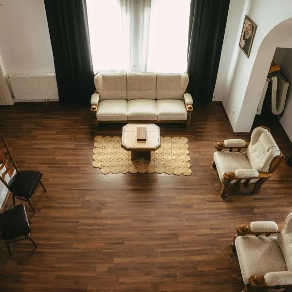 Turnul Mareșalului -Casă de Vacanță cu Panoramă 360 în Inima Naturii, lângă Transfăgărășan，位于科尔贝尼的酒店