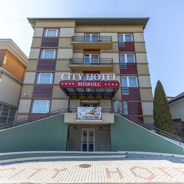 米什科尔茨城酒店，位于Szikszó的酒店