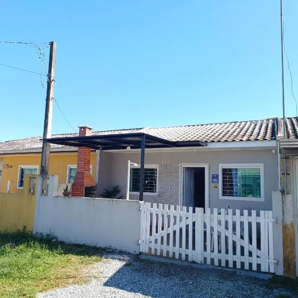 Excelente casa na praia em Matinhos PR. 600 metros da praia.，位于马蒂尼奥斯的酒店