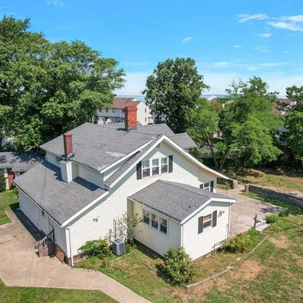 Beach house - 3BR Beach Gem - 30ft to Sand & Walk to Amusement Park，位于Keansburg的酒店