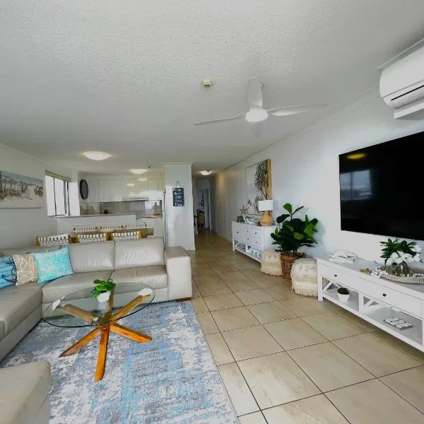 Beach Front Ocean View 3 Bedroom Apartment in Maroochydore，位于玛志洛的酒店