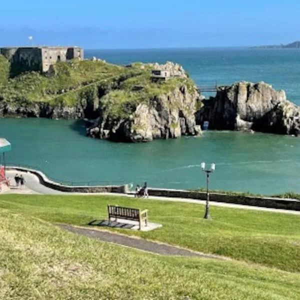5 min walk to Beaches & Pembrokeshire Coast Path，位于彭布罗克郡的酒店