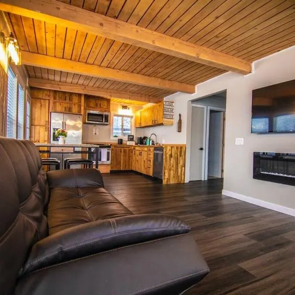 Cozy 3B with Yard 2 min to Downtown，位于安克雷奇的酒店