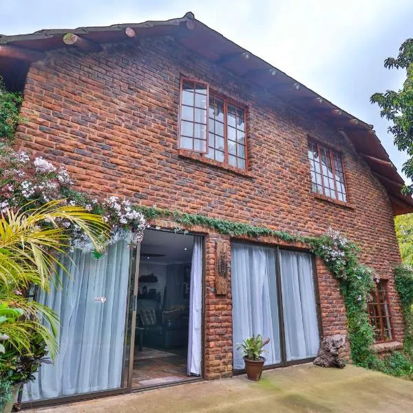 CASTLE COTTAGE Self catering fully equipped homely 120sqm double story king bed cottage in a lush green neighborhood，位于希尔克雷斯特的酒店