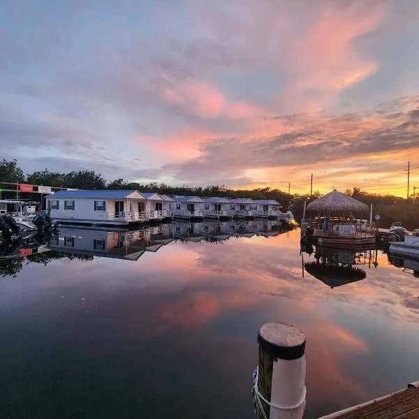 Aqua Lodges At Hurricane Hole Marina，位于Bay Point的酒店