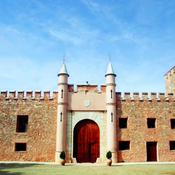 Masía de San Juan, casa rural renovada en Castillo con piscina, Aire Acondicionado y terraza privada，位于Castellnovo的酒店