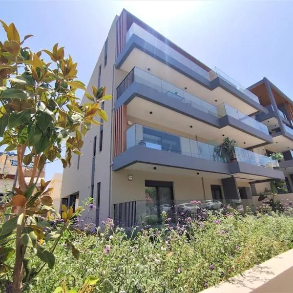 Brand new condo next to the beach, peaceful square, garden view，位于罗希姆诺的酒店
